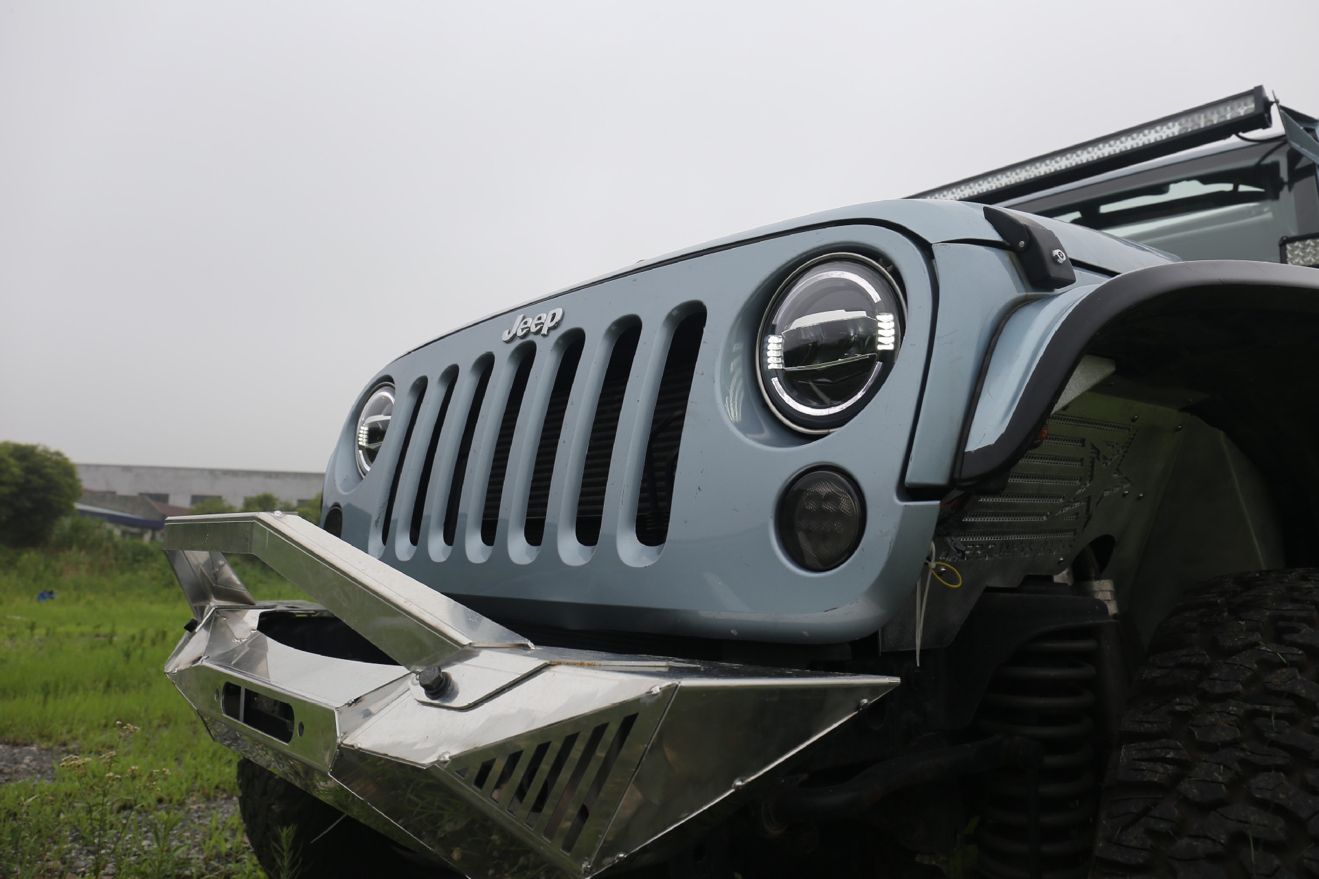 适用吉普牧马人改装jk牧马人大灯启动一抹蓝jl款式大灯极地大灯