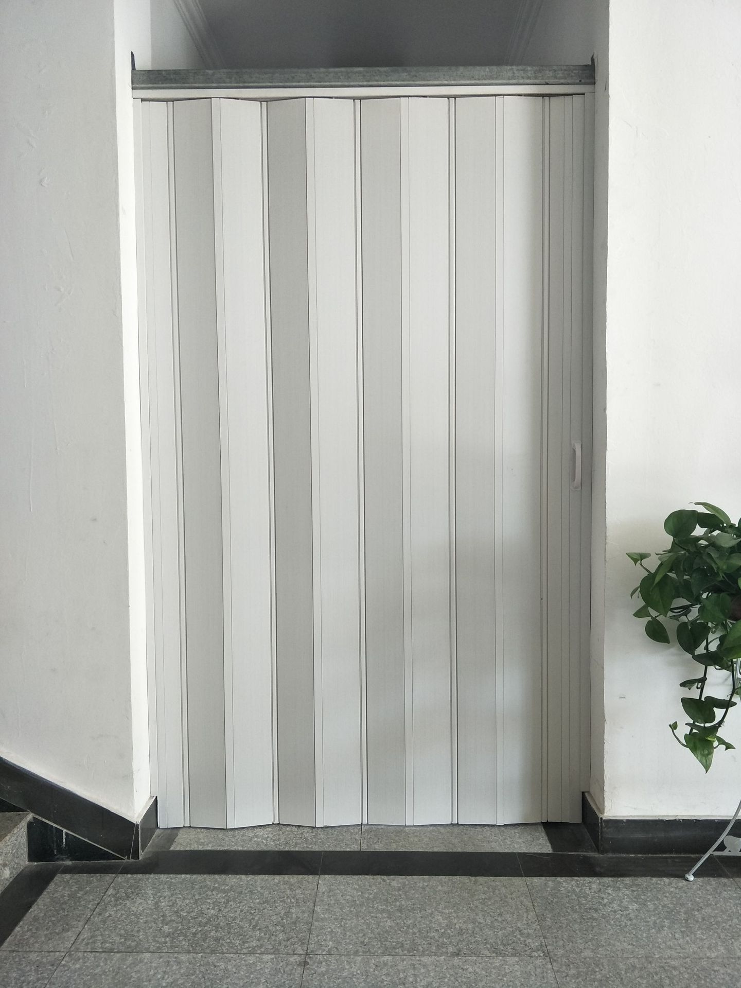 加厚型折叠门 加厚塑钢折叠门 白木纹塑料折叠门结构牢固美观耐用