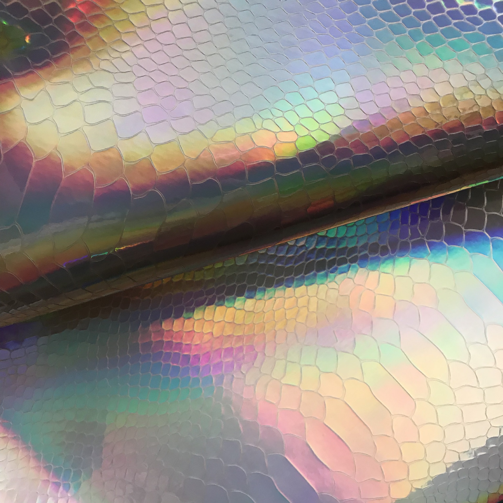 厂家直销tpu镭射幻彩炫彩亮光蛇皮纹皮革面料 耐刮彩虹金属手袋