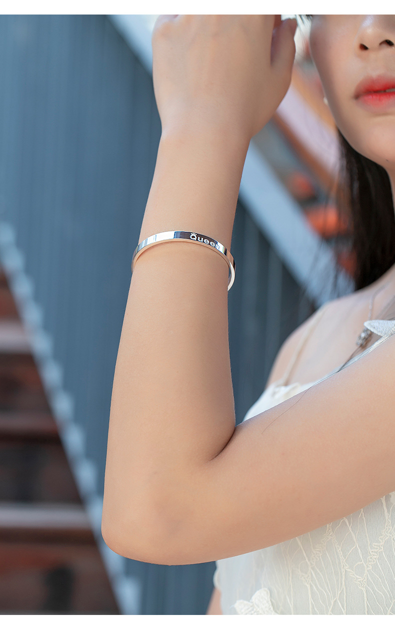 z519 女王光面手镯模特 (3).jpg