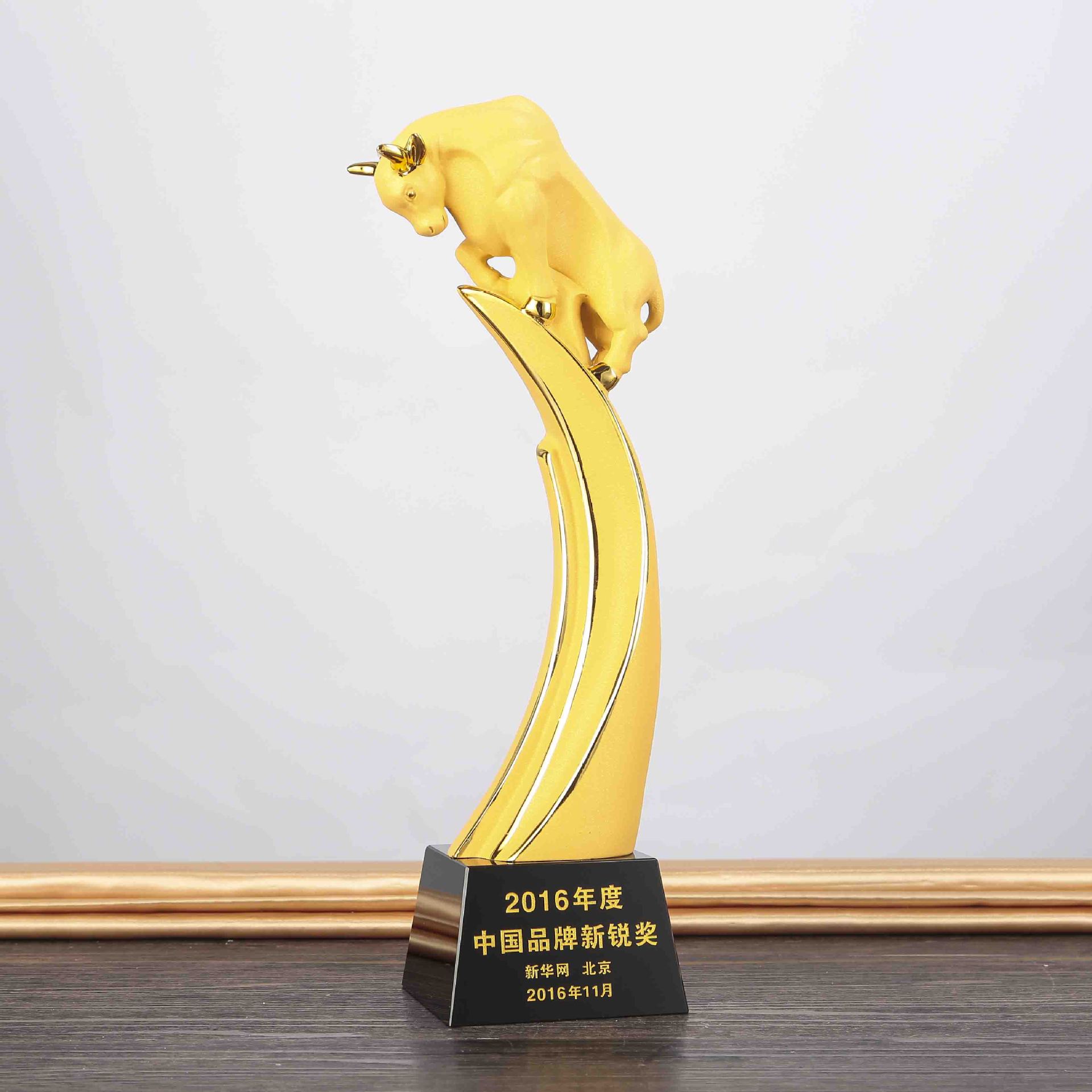 高档创意琉璃奖杯 牛势金牛奖开拓荒牛基金会奖杯奖牌定制
