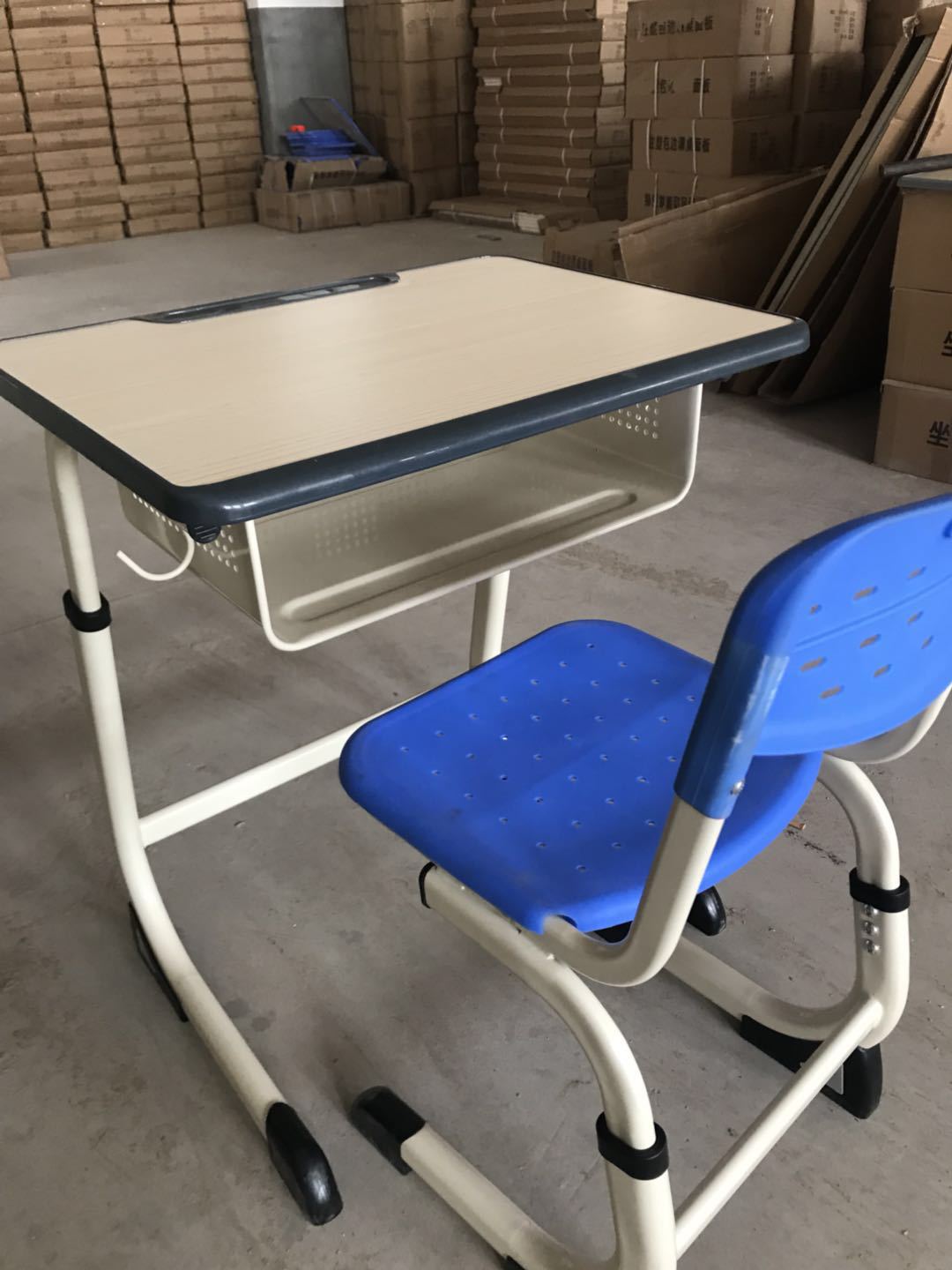 厂家直销中小学生单人课桌系列校用培训用课桌椅批发定制