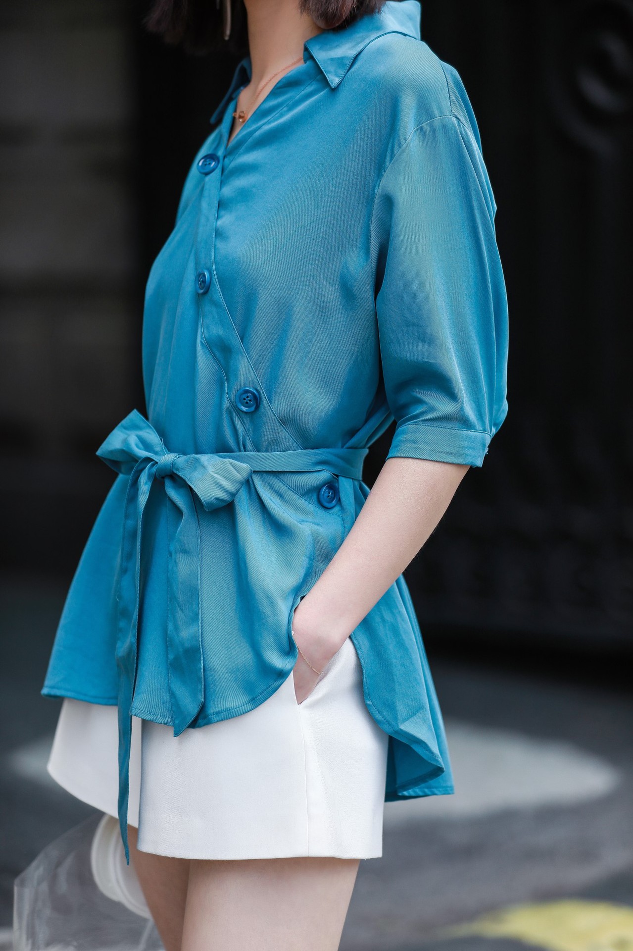 [金仔]2018夏装新款孔雀蓝v领斜门襟收腰系带五分袖衬衫女