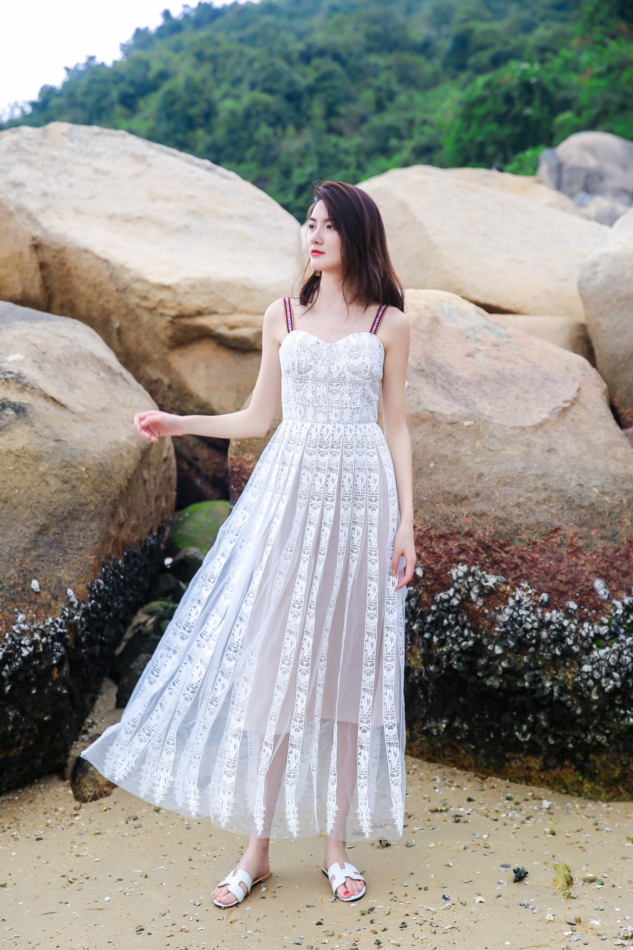 明星同款刺绣蕾丝花边抹胸吊带白色网纱连衣裙f222