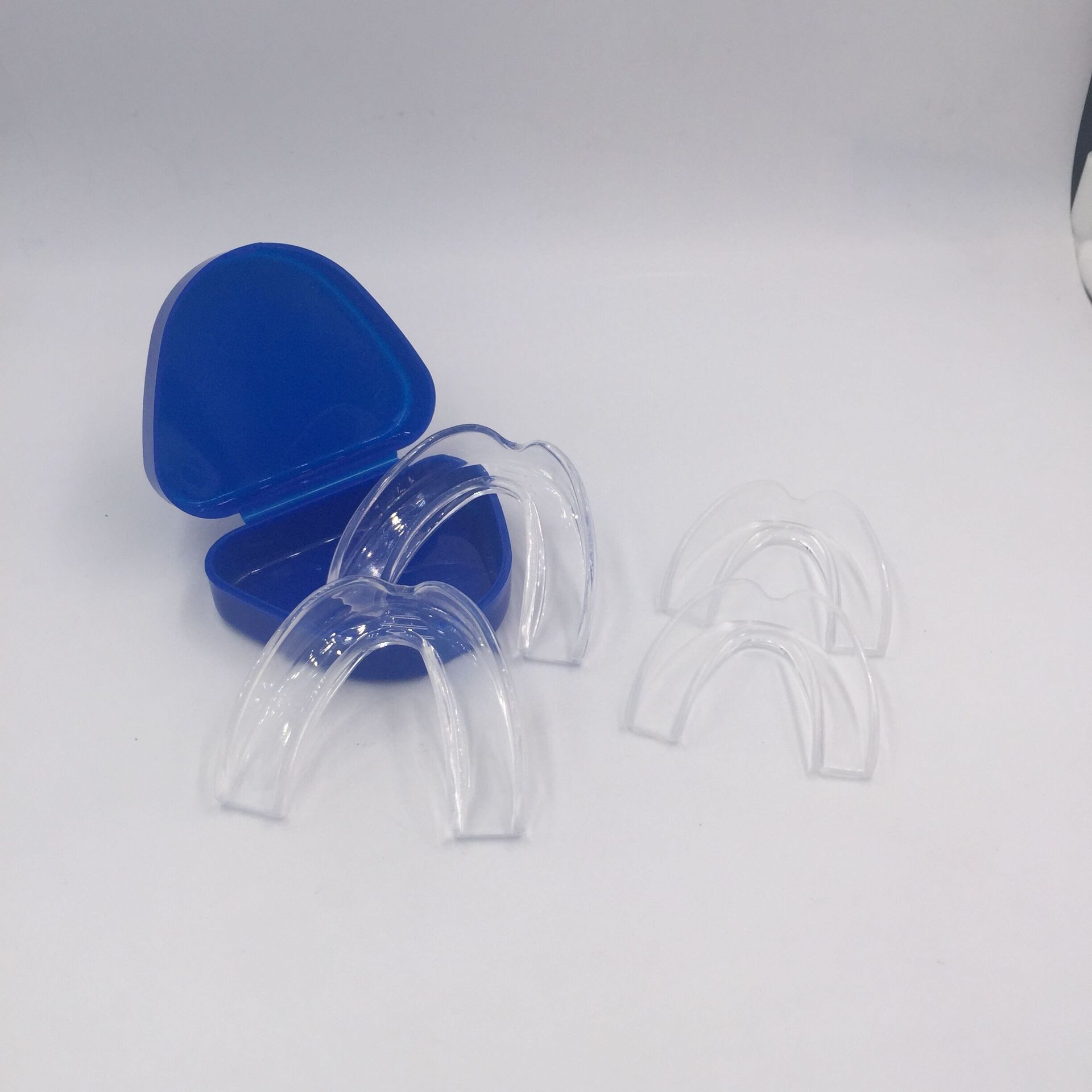 包装) 一套包括:2个大码 2个小码(一共4个牙套) 塑料盒 说明书 彩盒