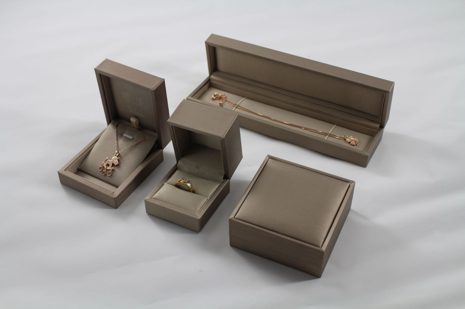 批发优质金色饰品包装 大气款珠宝首饰包装盒 精美礼品装盒量大从