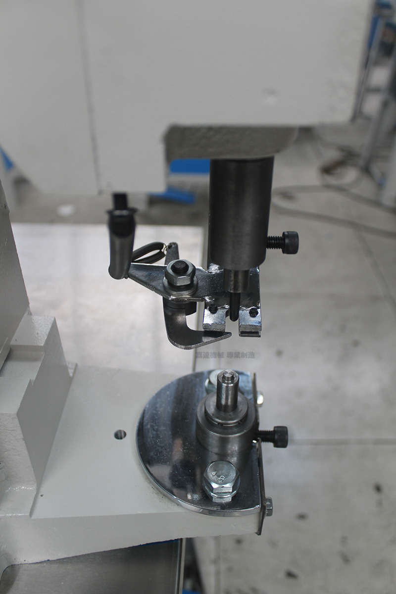 嘉逹单面自动钉眼机 压眼机 安全稳定 效率为手工压扣五倍以上