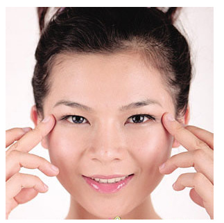 按摩放松咬肌:我们可以利用早晚洁面后,搓热双手,然后轻轻的按摩和