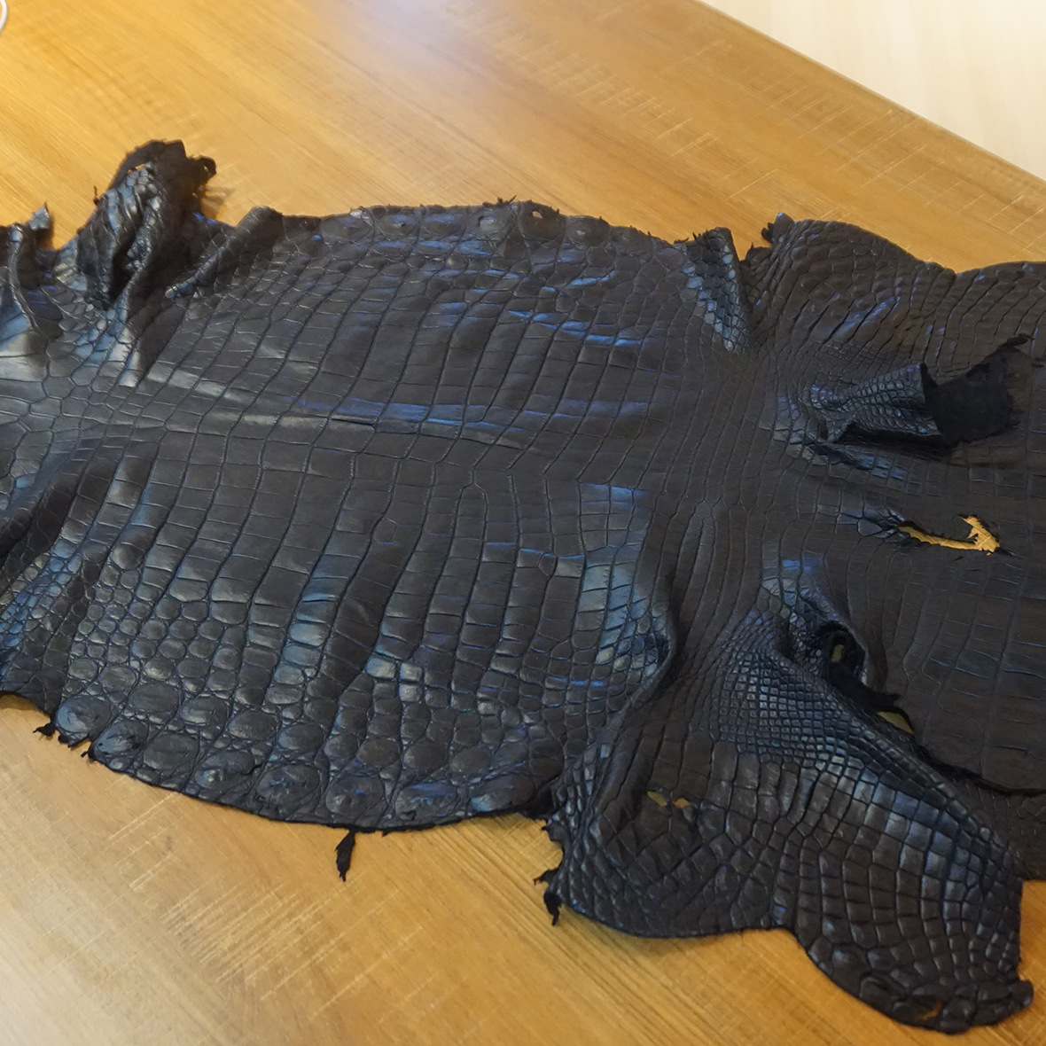 与龙共舞进口尼罗鳄特a级鳄鱼皮料真皮皮革原材料 水染鳄鱼皮批发