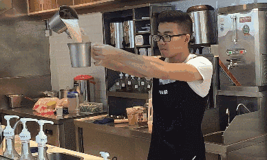 推出使奶与茶充分融合的新玩法,用拉面的姿势将两个杯子里的奶茶反复