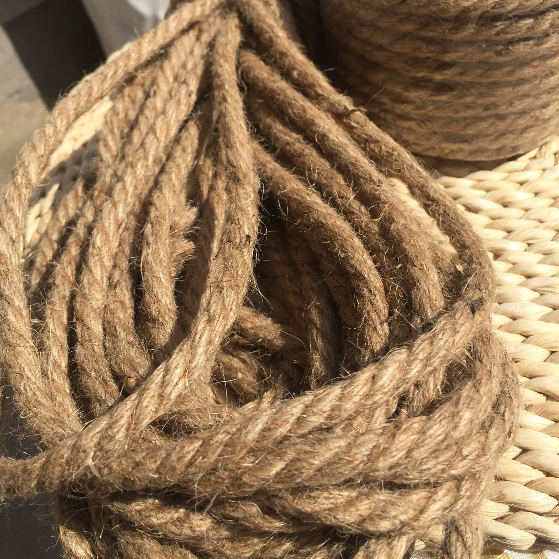 厂家直销园林用粗麻绳节庆装饰店铺装修天然手工捆扎绳子黄麻绳
