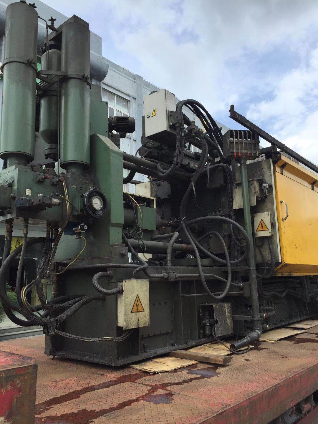 压铸机工厂转让400吨力劲铝合金冷室带给汤喷雾取件精密压铸机