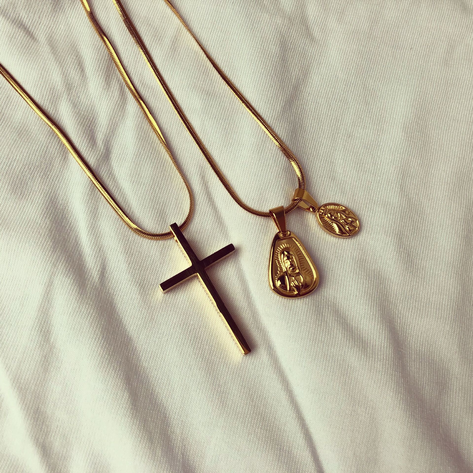 欧美潮人百搭嘻哈潮牌项链 双圣母十字架金色搭配不锈钢短项链