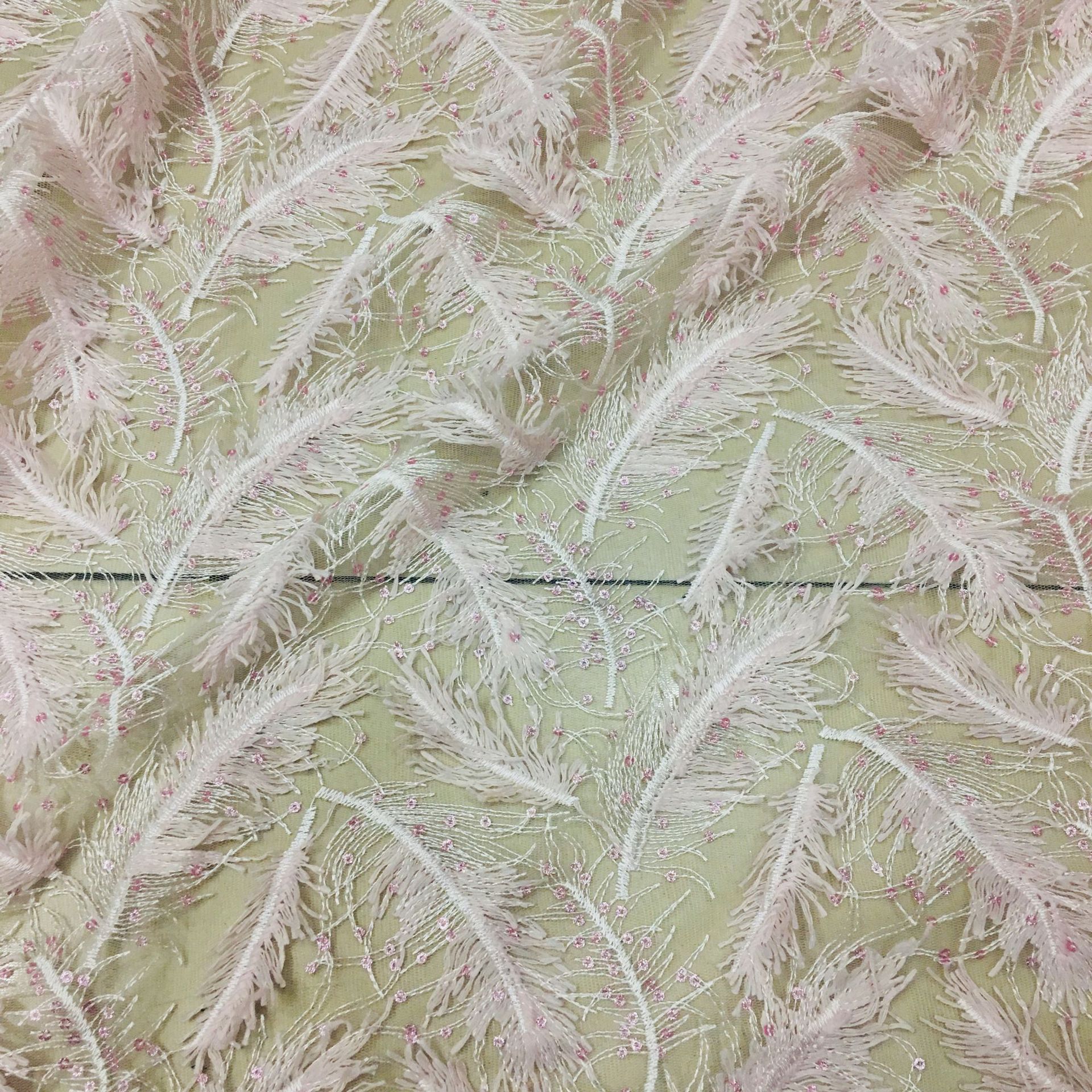 厂家直销 立体羽毛绣花布网纱亮片绣花面料 时尚女装婚纱女童