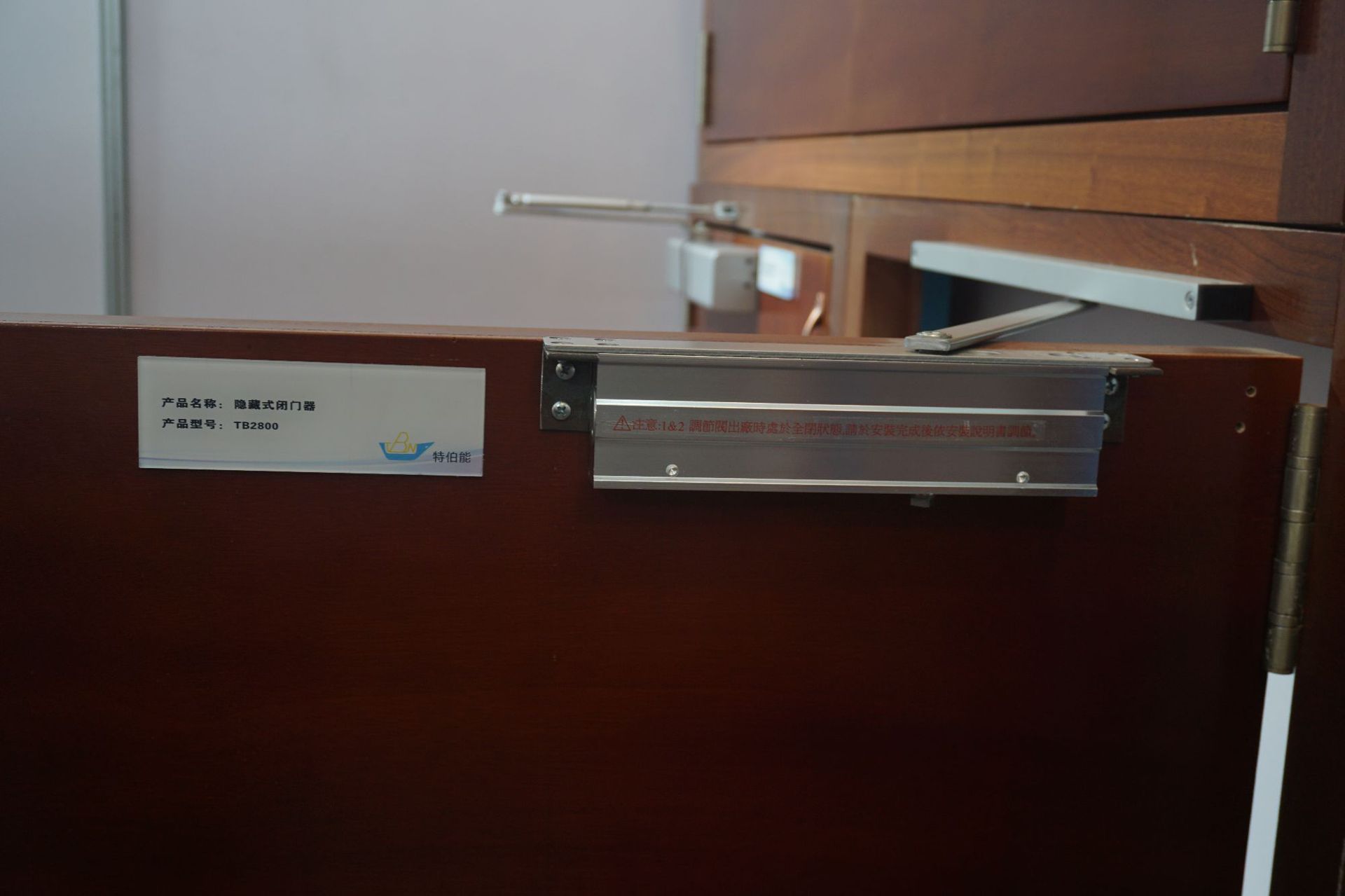 高档液压隐藏式闭门器任意角度停定位长方形铝挤型暗装关闭门器