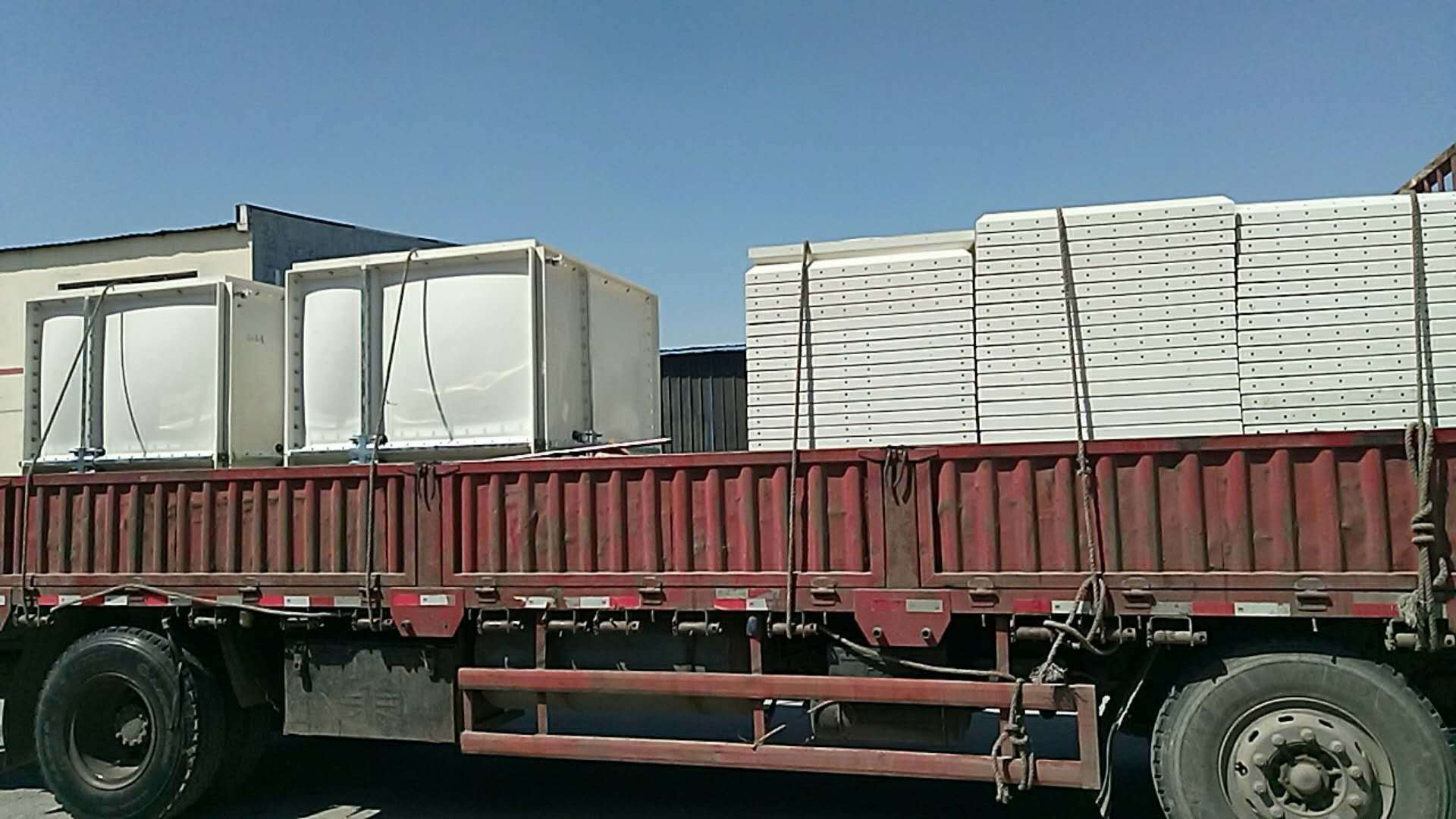 水箱正在装车发货中