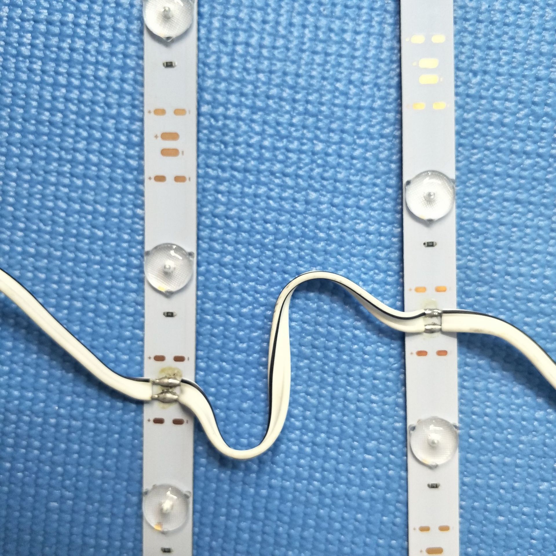 厂家生产高亮度漫反射灯条,欢迎加盟,本产品价格适分销商,代理商.