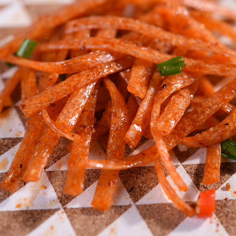 香香公主新款过桥米线辣条95g 休闲办公粮食解馋零嘴小吃厂家批发