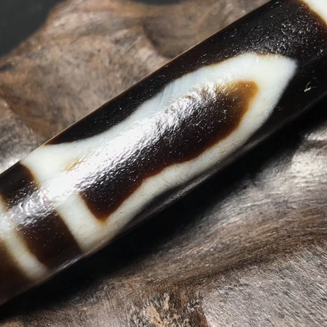 藏传老料高油包浆一眼靠山天珠,尺寸:56*12mm