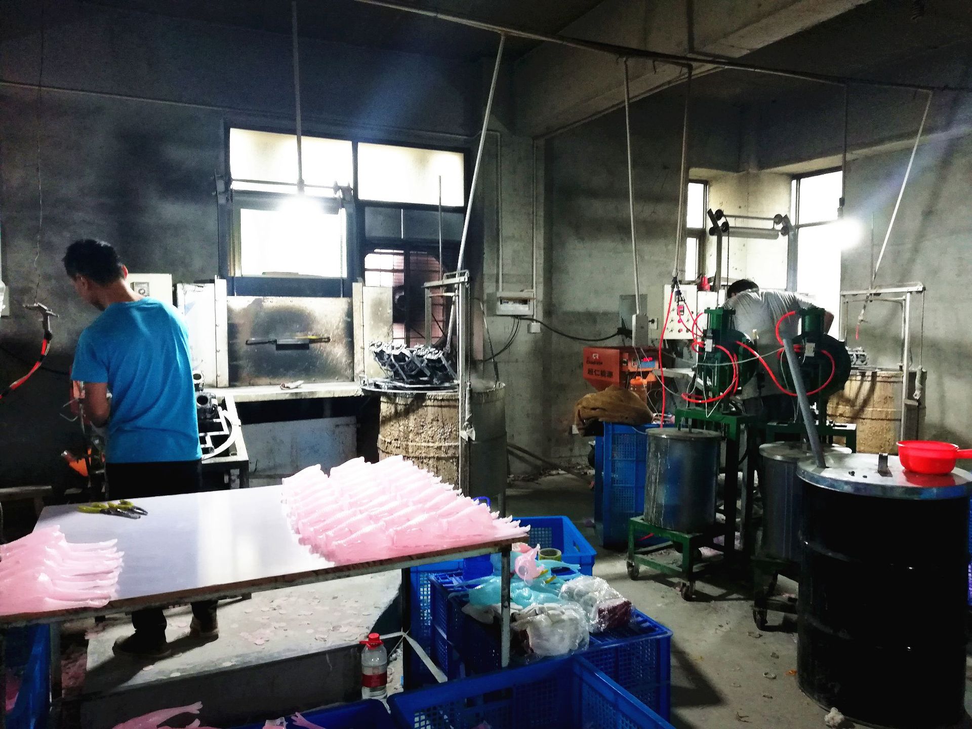 泓智厂家定制加工批发五色彩色小黄鸭洗澡搪胶戏水玩具捏捏叫