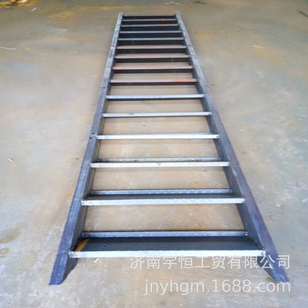 济南rxt850基坑钢扶梯 碳钢斜梯 双侧带防护扶手 踏步花纹板防滑