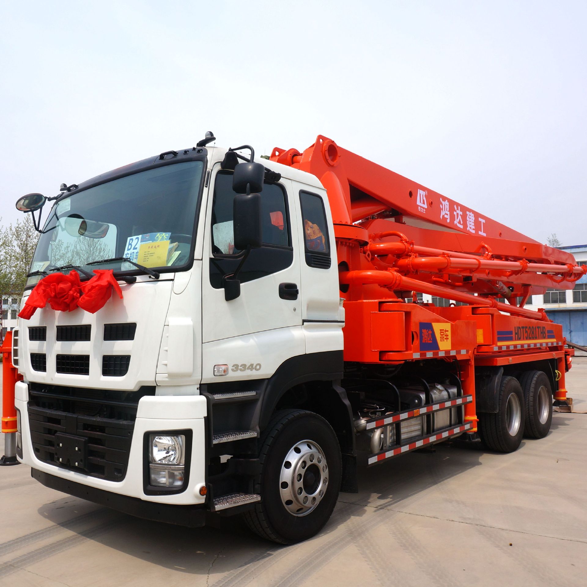 供应臂长52米混凝土泵车图