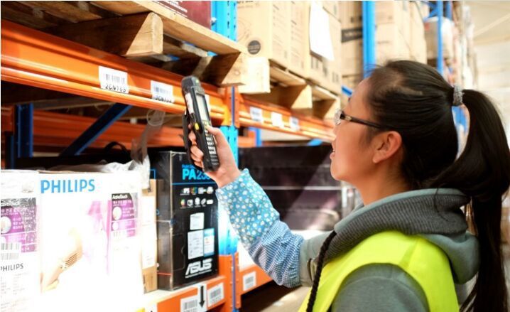 货物运输,在收货入库时,仓库员工可以直接用rfid手持终端扫描条码收货