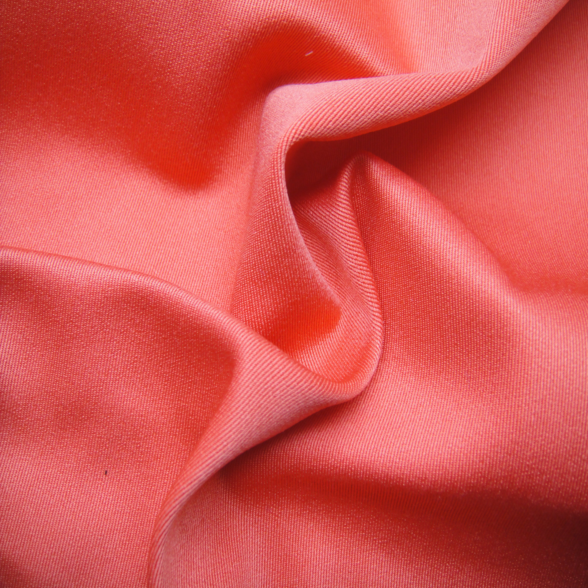 100%涤纶时尚风衣子面料 150d斜纹t400