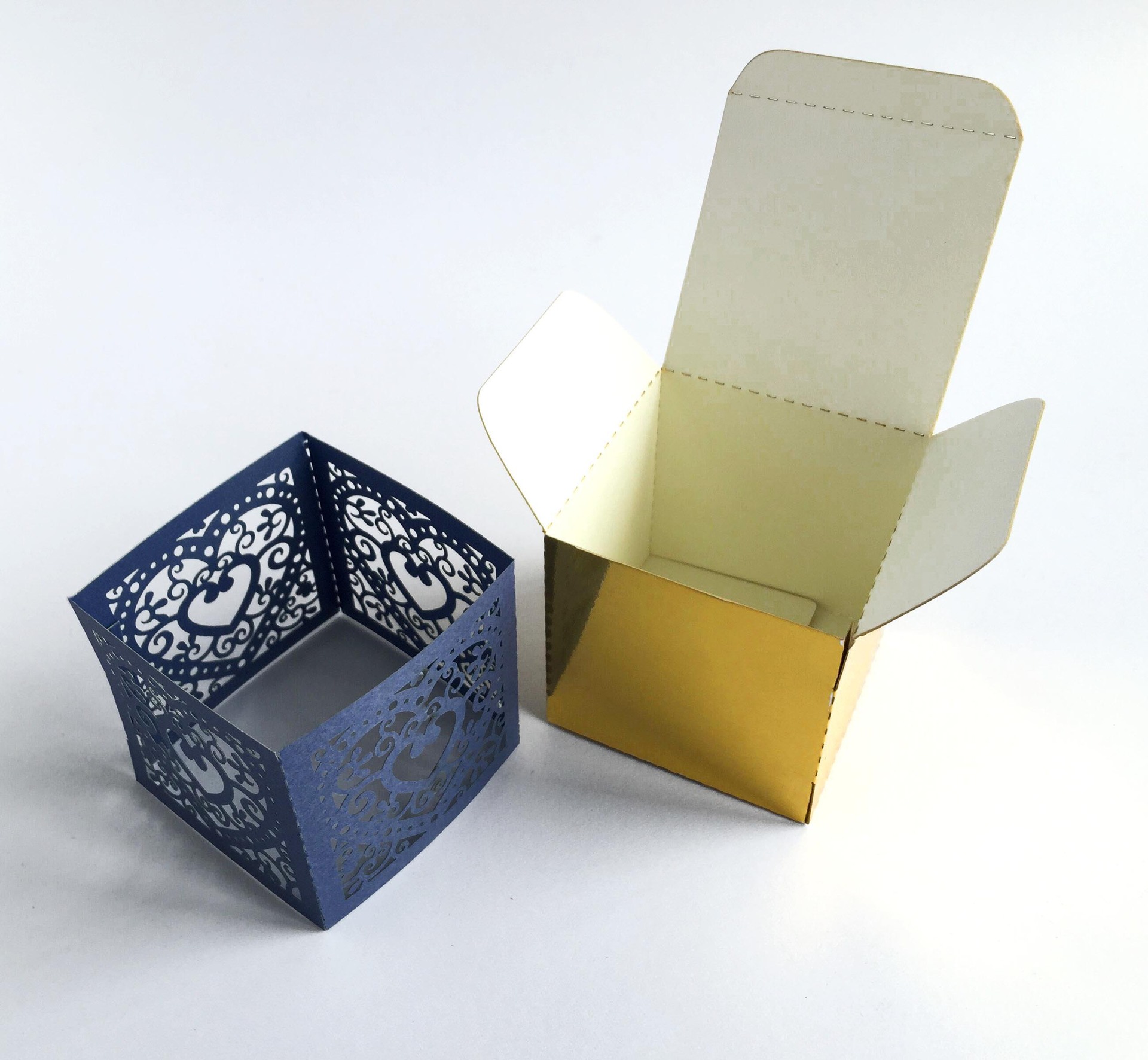 爱心款 镭射镂空喜糖盒 酒店结婚用糖果包装盒 宝蓝色亮金色纸盒