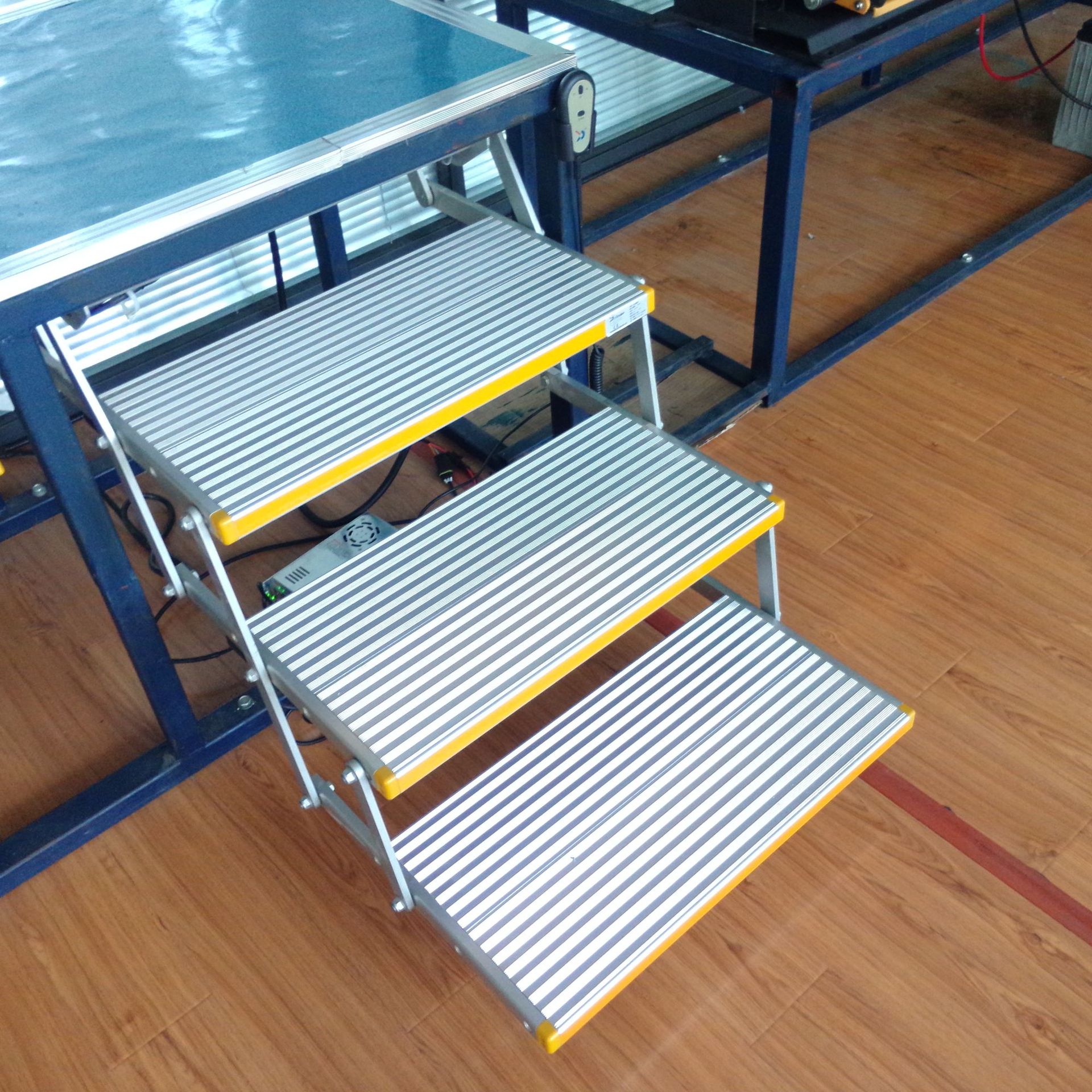 信德泰克房车特种车用三级电动折叠踏步上车台阶