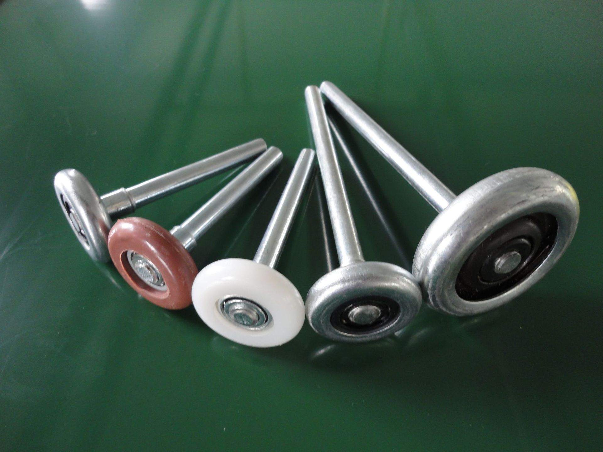 厂家专业生产自动遥控翻板式车库门配件长杆铁滚轮