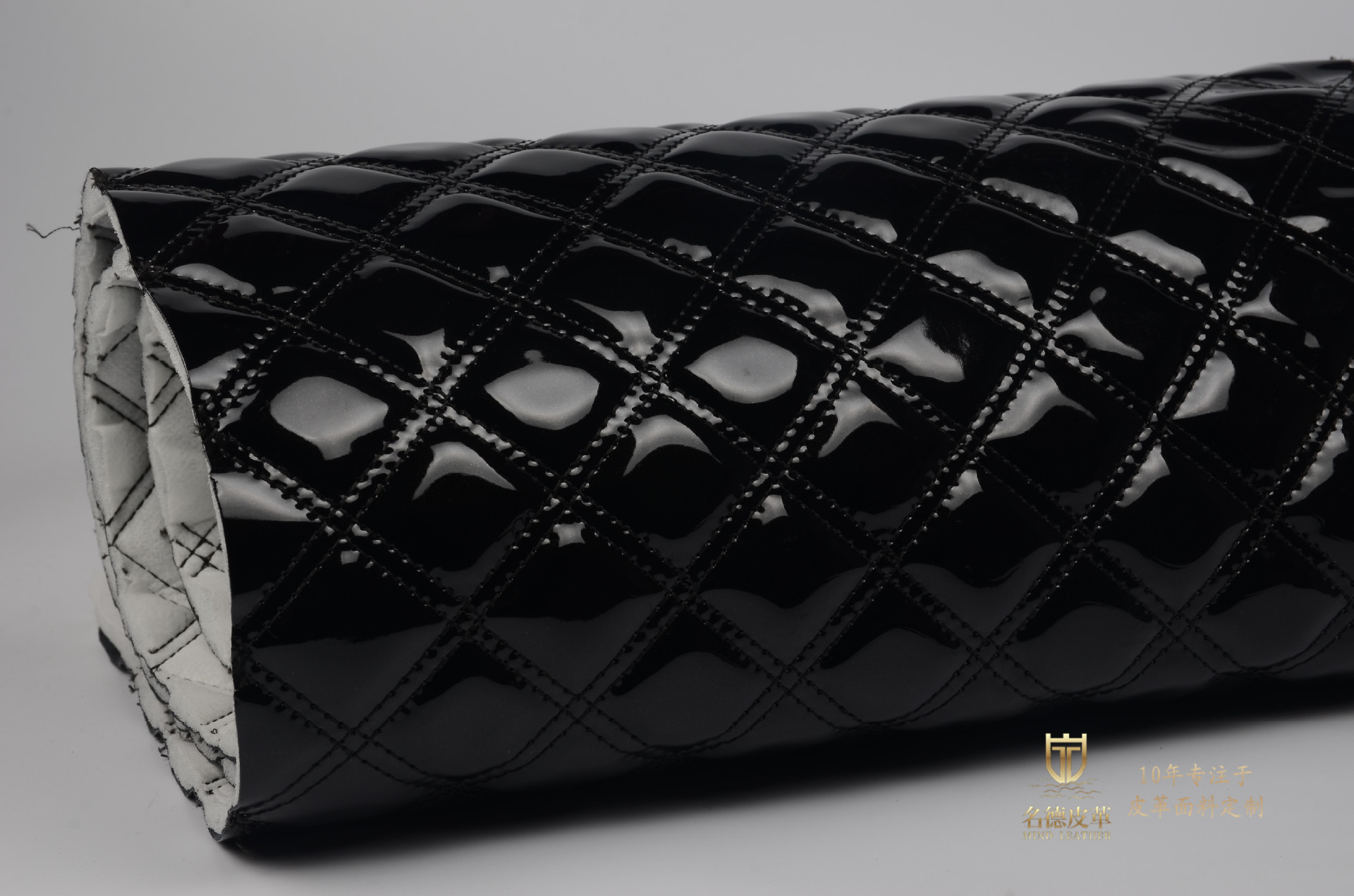 现货热销 镜面皮双方格 绗缝复合箱包皮革加工面料