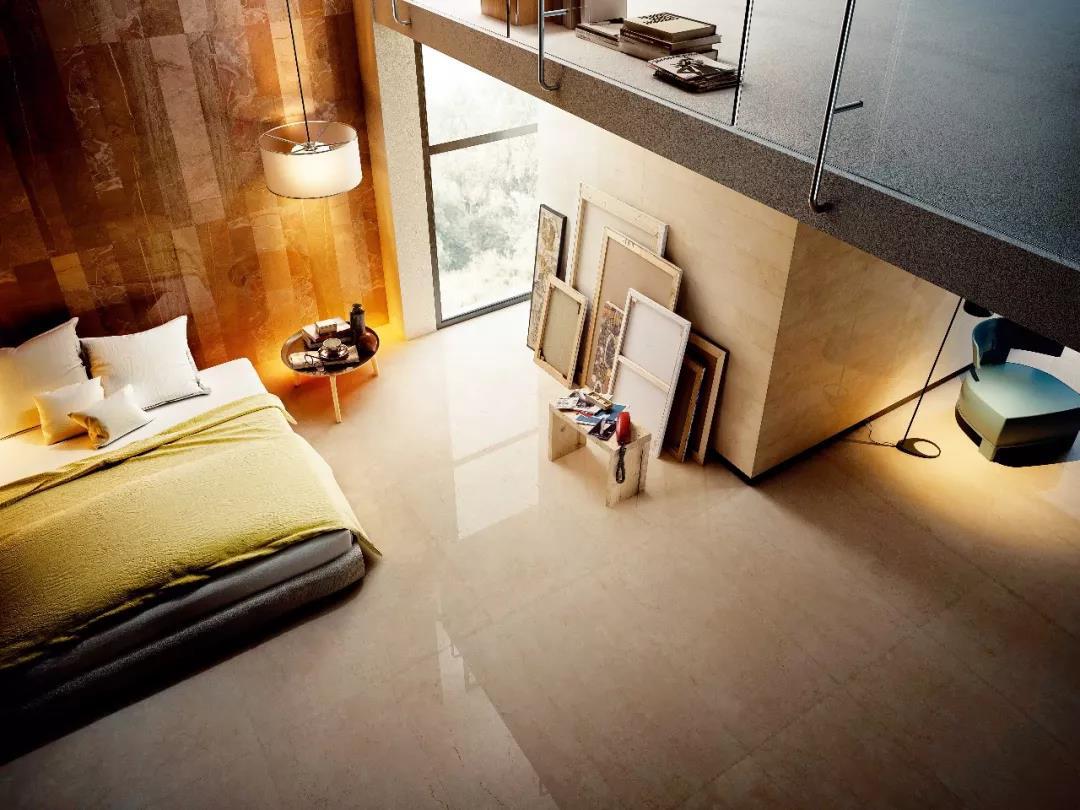 我们发现 瓷砖也开始凭借良好的使用性能,试图替代木地板而成为卧室