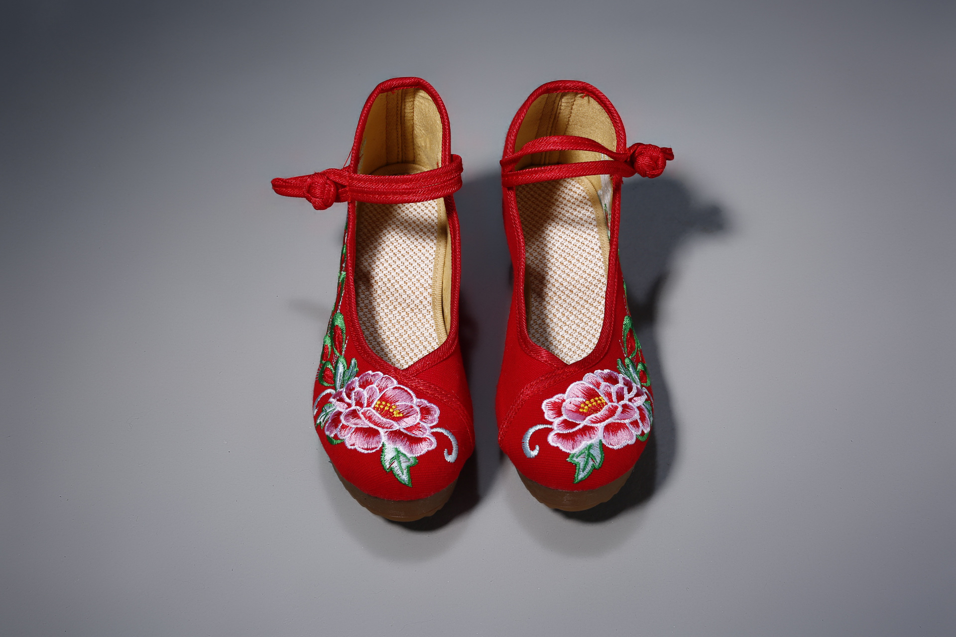 新款民族风绣花鞋 红色刺绣单鞋坡跟汉服女鞋内增高婚鞋舞蹈布鞋