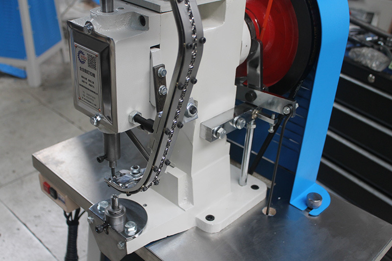 嘉逹单面自动钉眼机 压眼机 安全稳定 效率为手工压扣五倍以上