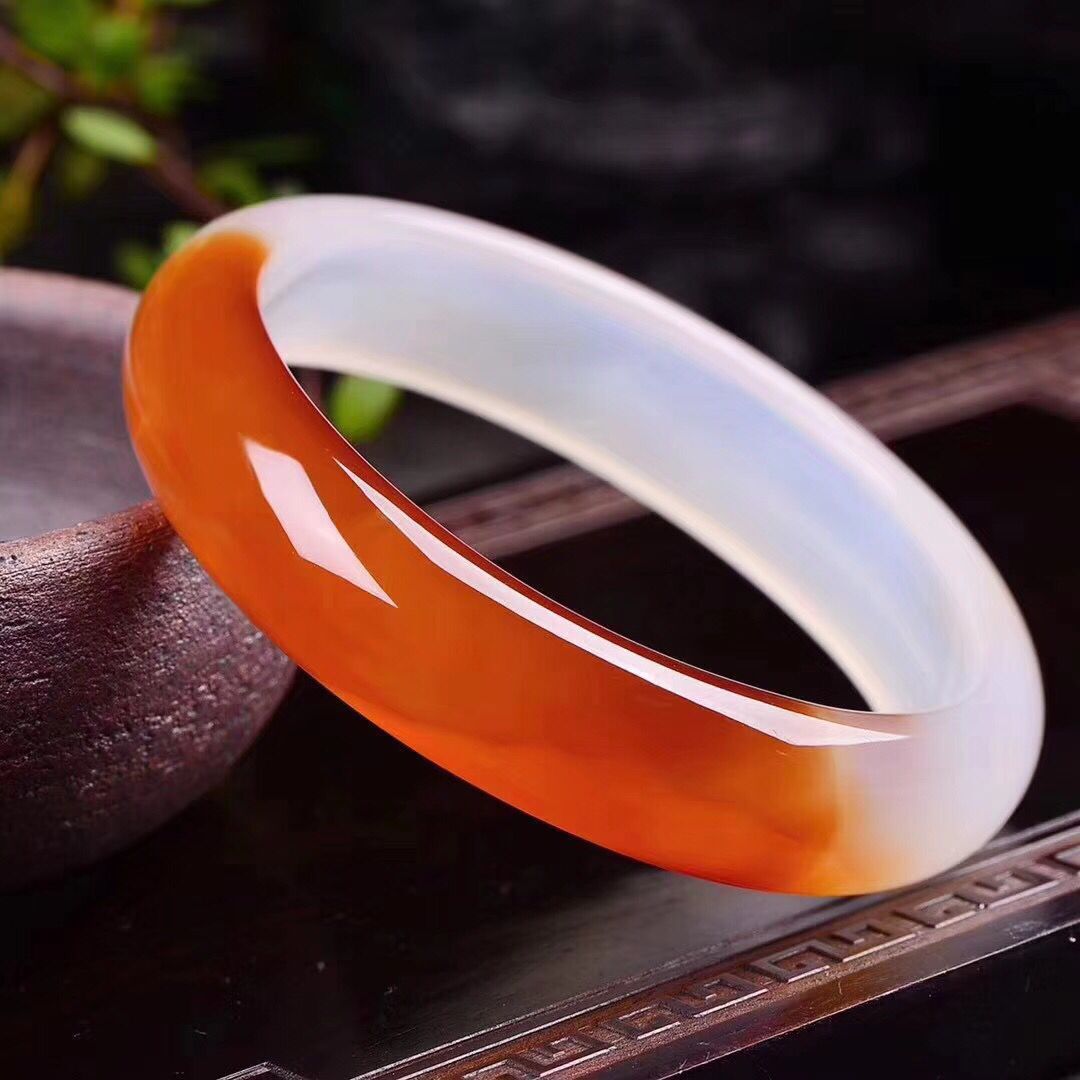 【厂家批发】天然俏色红白相间转运玉髓玛瑙半壁江山手镯