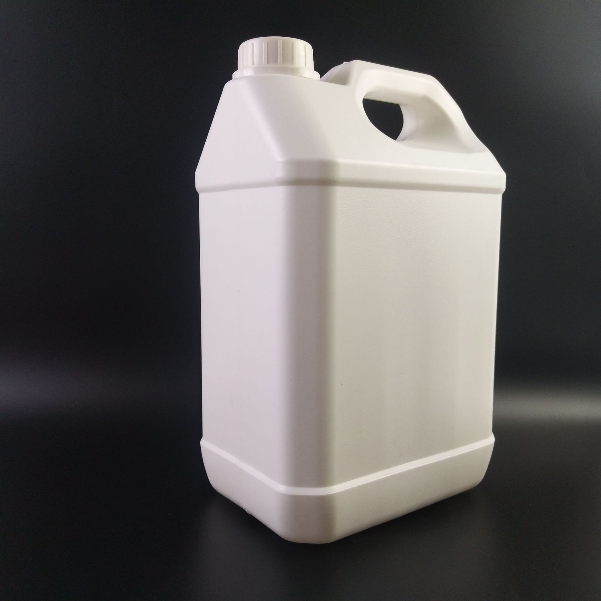 厂家供应品质 可定制加工白色原料5l桶 尿素桶 兽用包装