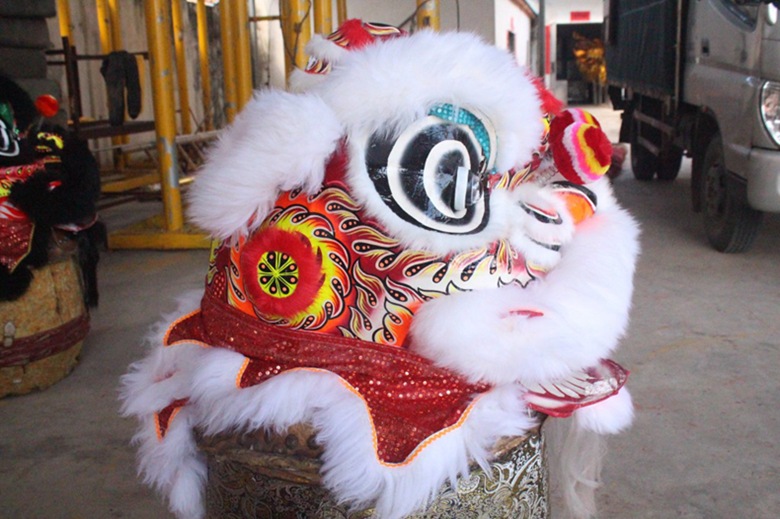 舞龙舞狮道具 醒狮道具 红白色狮子 南狮道具 舞狮子道具厂家批发