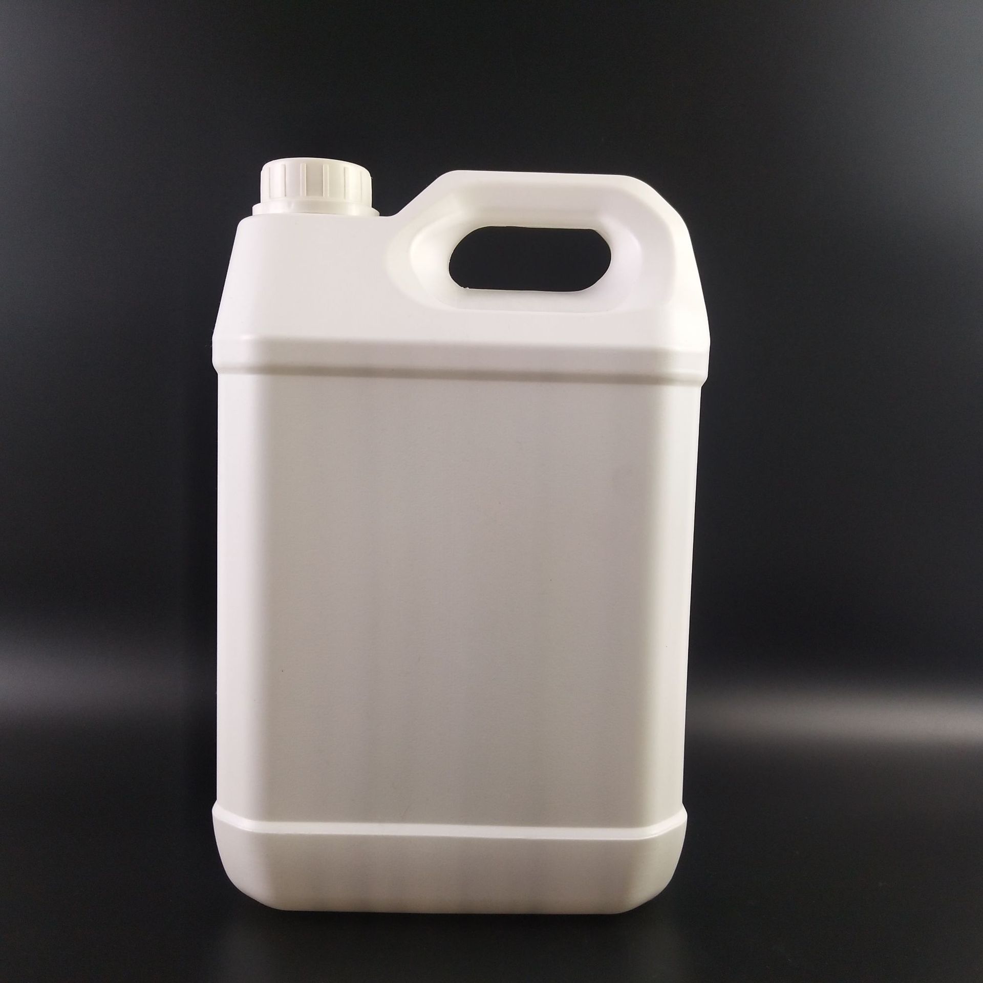 厂家供应品质 可定制加工白色原料5l桶 尿素桶 兽用包装