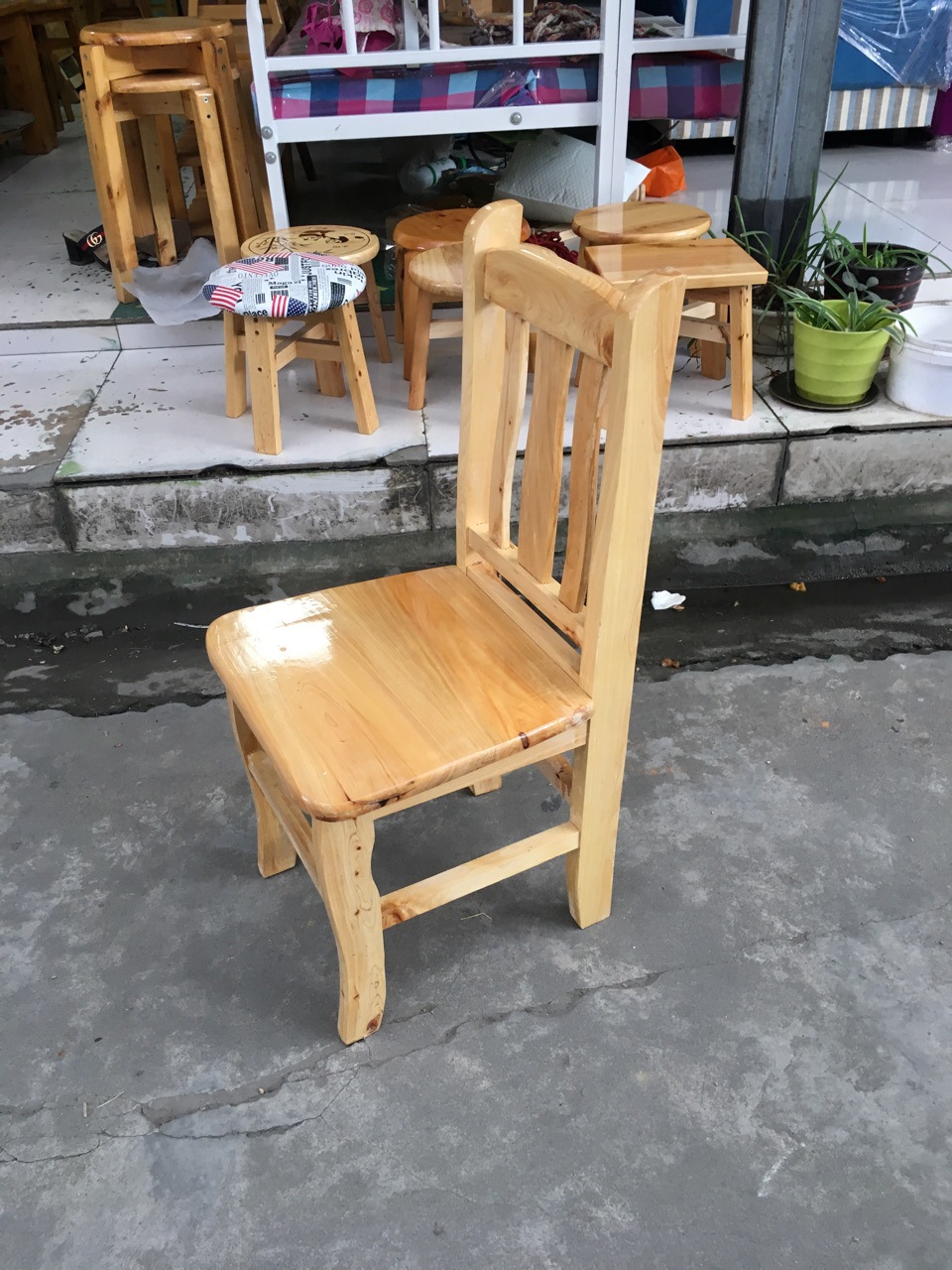 批发四川柏木大号幼儿椅 实木小靠椅