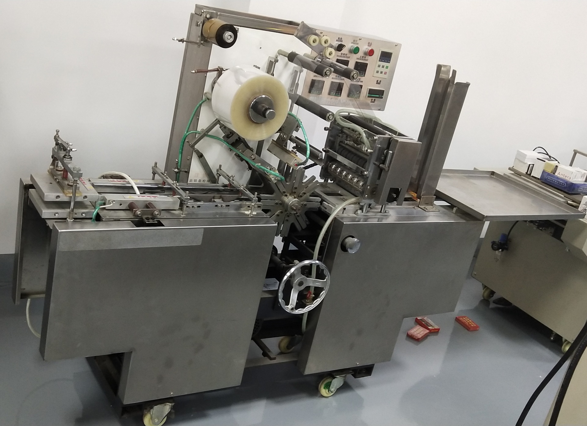 巨林btb200a全自动透明膜三维包装机自动烟包机纸盒三维包装机