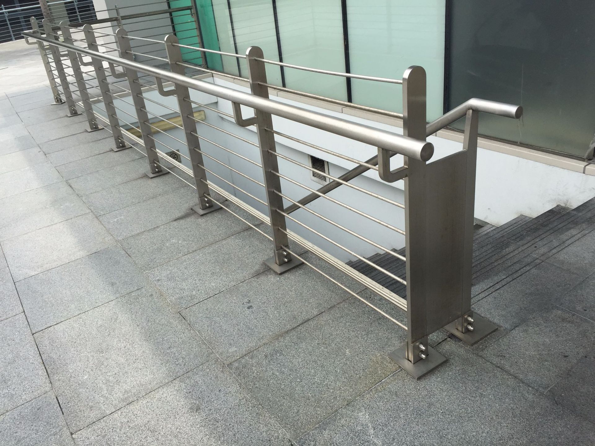 香港不锈钢栏杆订做-订做不锈钢栏河-地铁站栏杆-订做不锈钢栅栏-订做