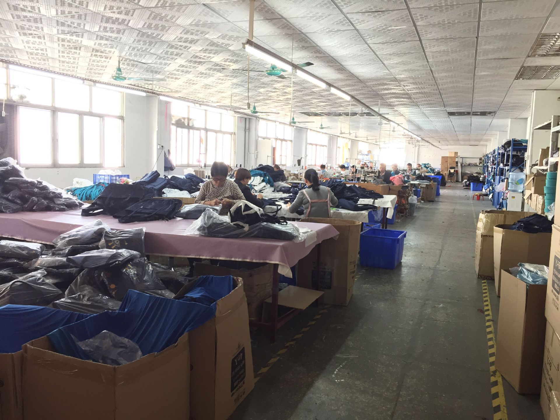 深圳箱包手袋厂定制女士单肩包杜邦纸复古褶皱牛皮女包18新款货源