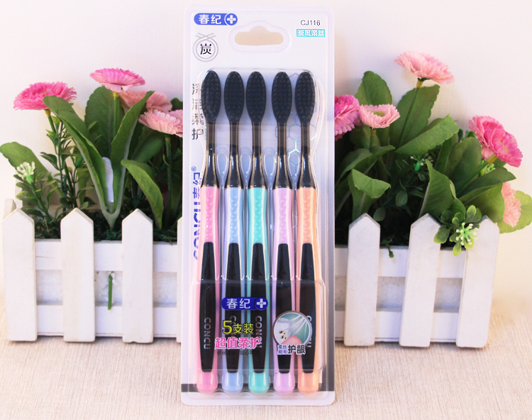 春纪牙刷,采用优质纤丝刷毛,炭黑丝刷毛,弹力更柔韧,温和清洁齿面及