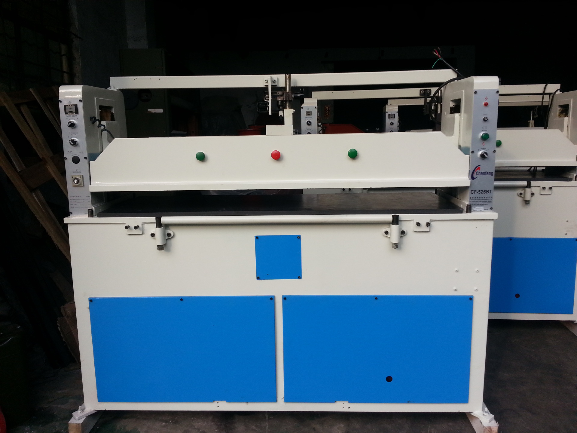 厂家直供皮革布料辅料裁切机液压平面裁断机台湾二手全峰裁断机