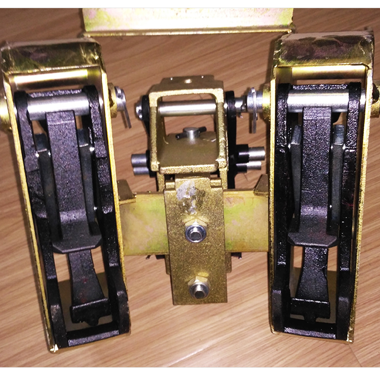 现货销售鹰嘴夹具叉车专用油桶夹具双油桶夹具抱桶型油桶装卸夹子