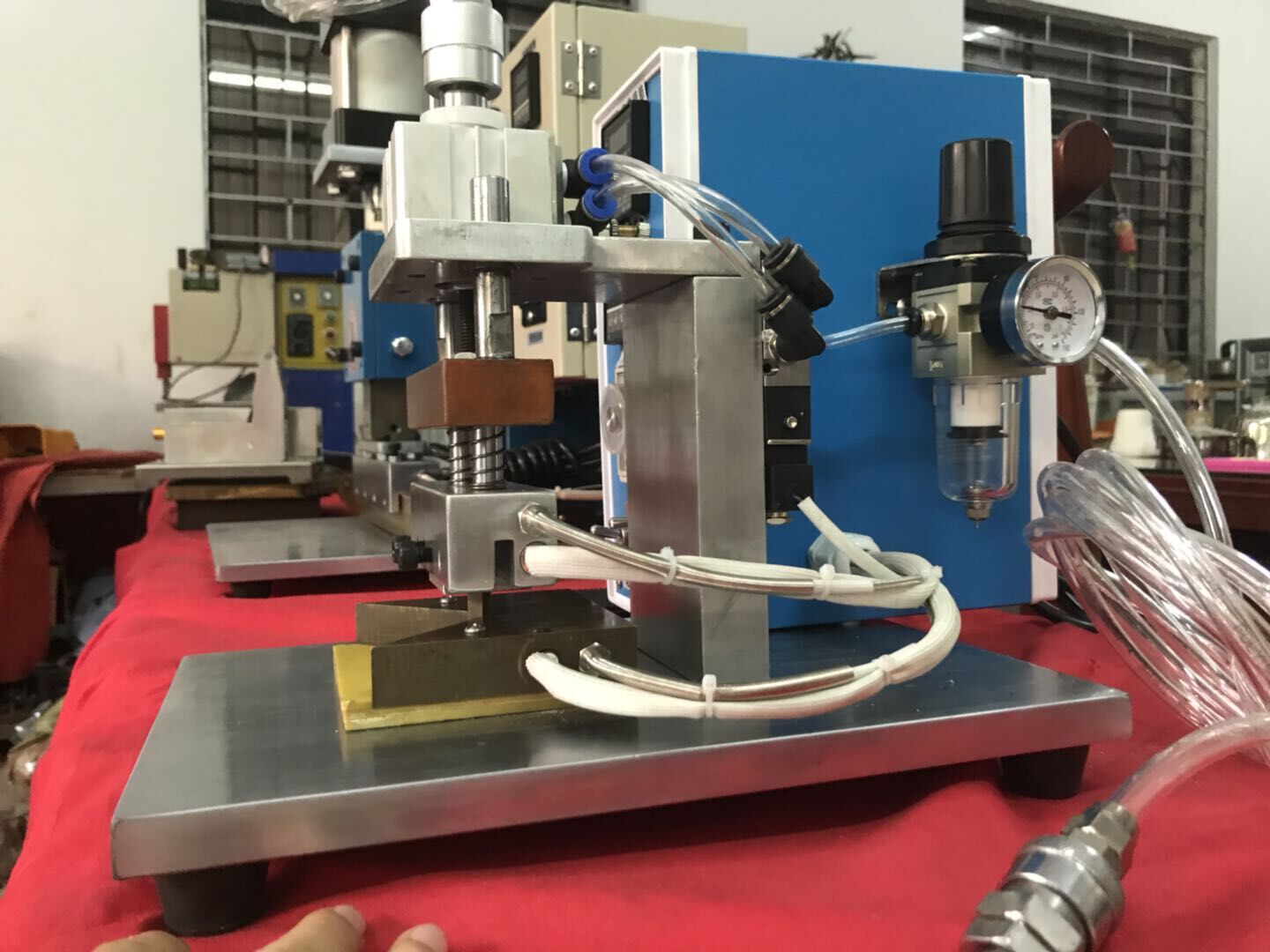 供应全新银包压角机,银包压脚机