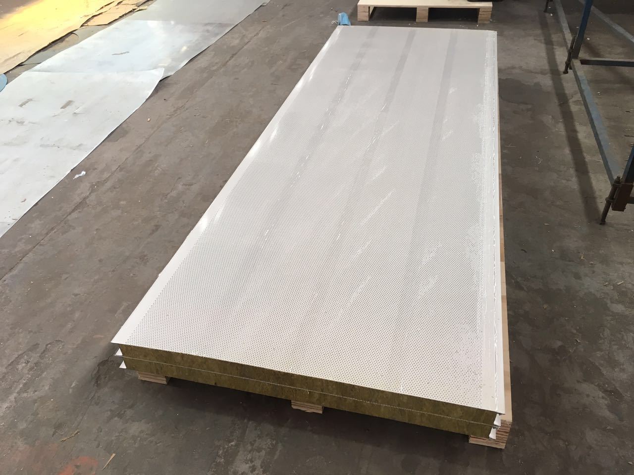 上海厂家直销定制a级防火50mm/100mm冲孔 吸音降噪彩钢岩棉吸声板