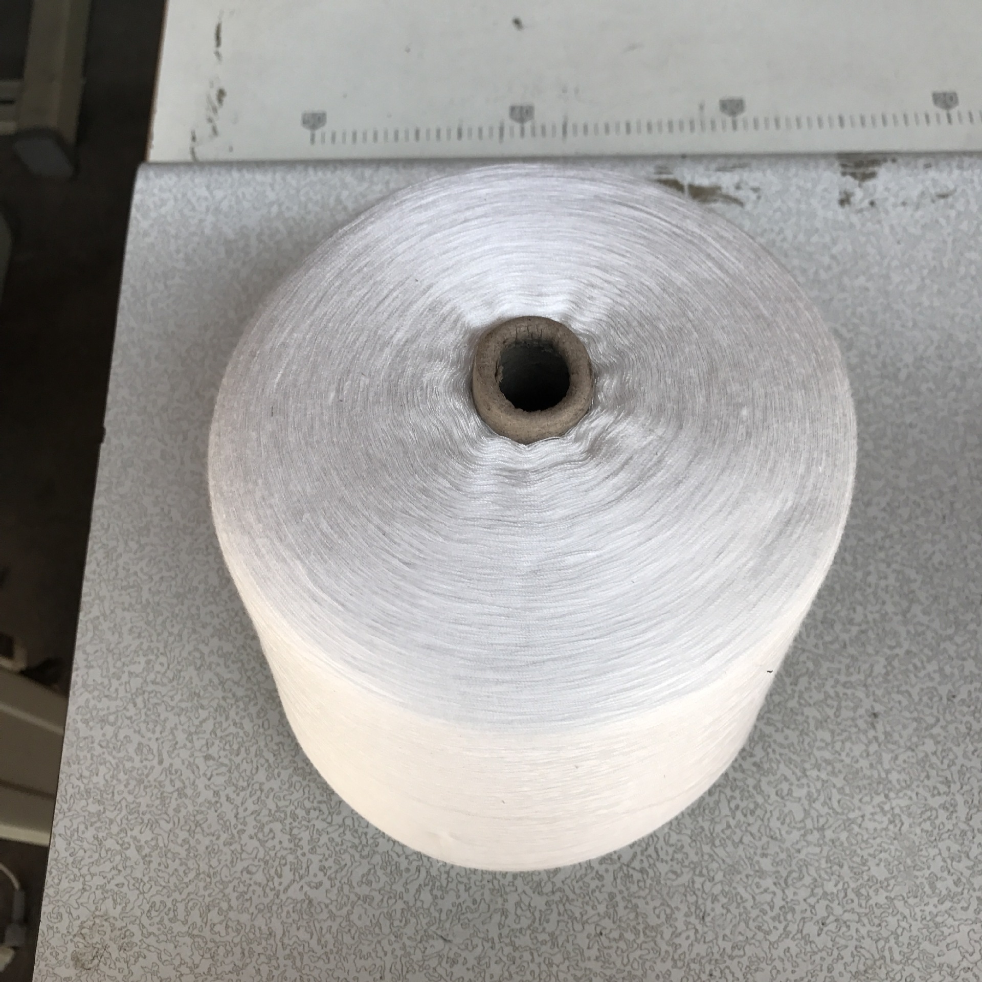 40/2缝纫机线涤纶平车服装线锁边机线高速大个称斤线一袋25公斤