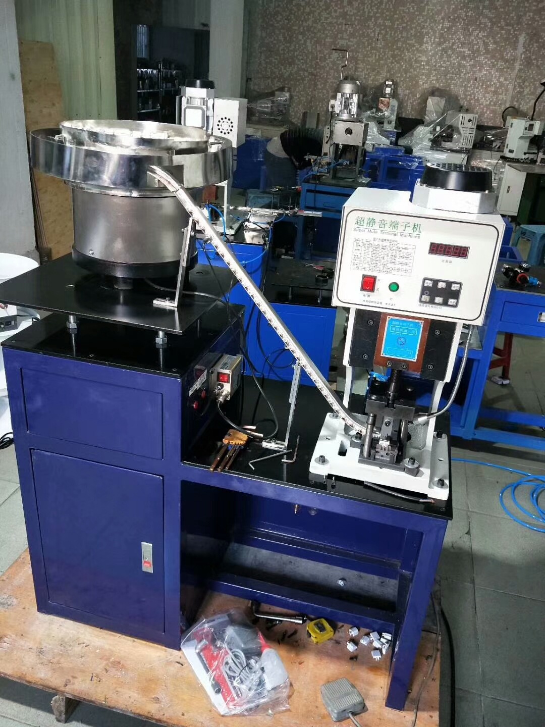 专业定做电源线插头铆接端子机 两插 三插都可定做 自动省力